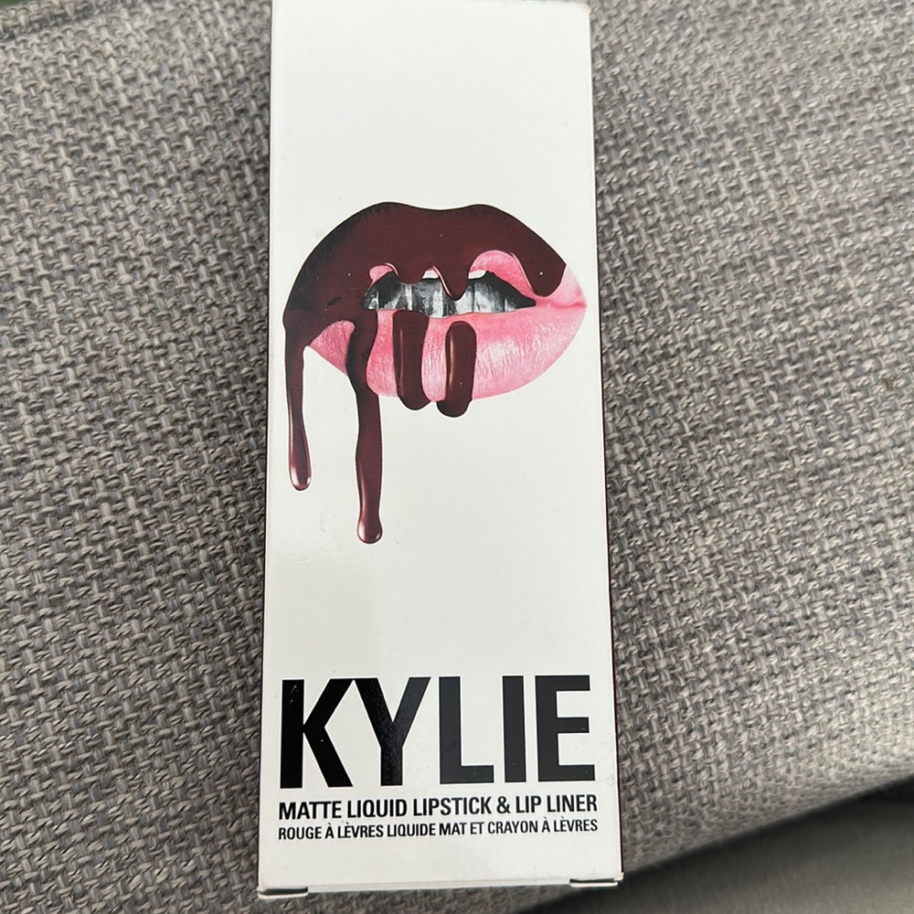 KYLIE LIPKIT in LEO